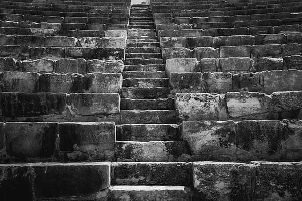 Gradins de pierre d'un théâtre antique, en noir et blanc