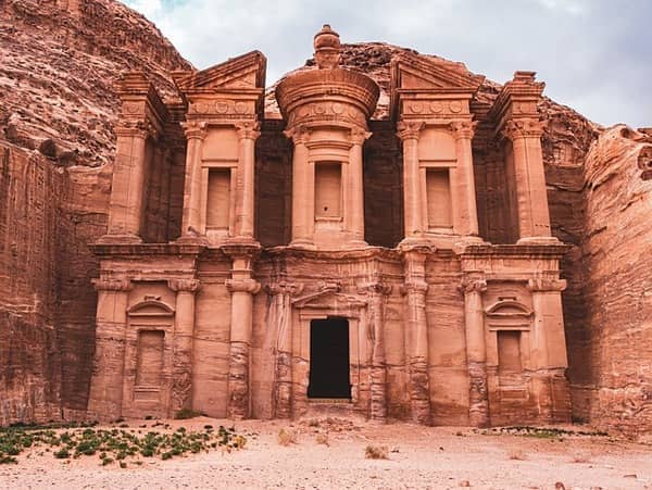 Façade monumentale taillée dans la roche, à Pétra, en Jordanie