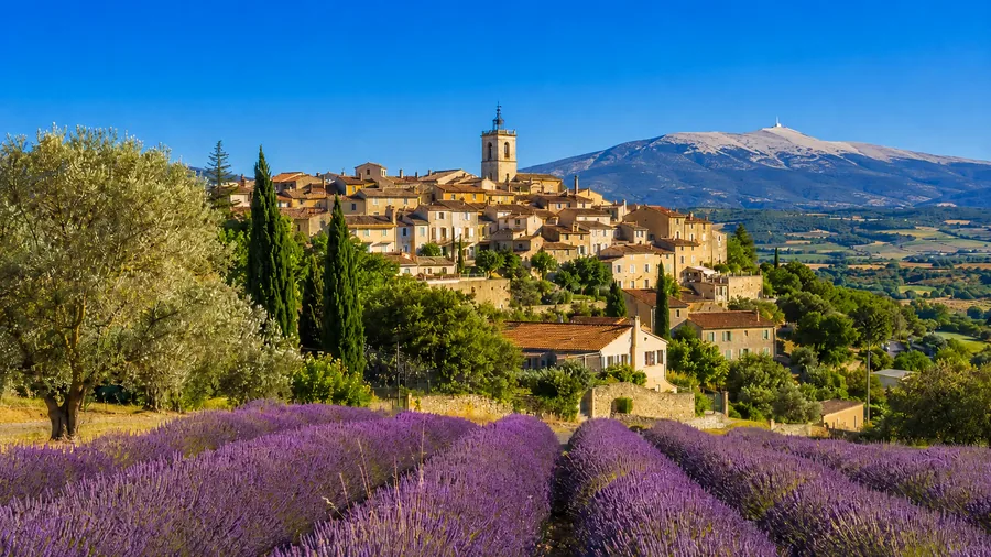 Le village de Sault, le mont Ventoux et les champs de lavande